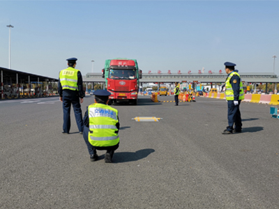 上海路政高速路出口進行流動治超執法